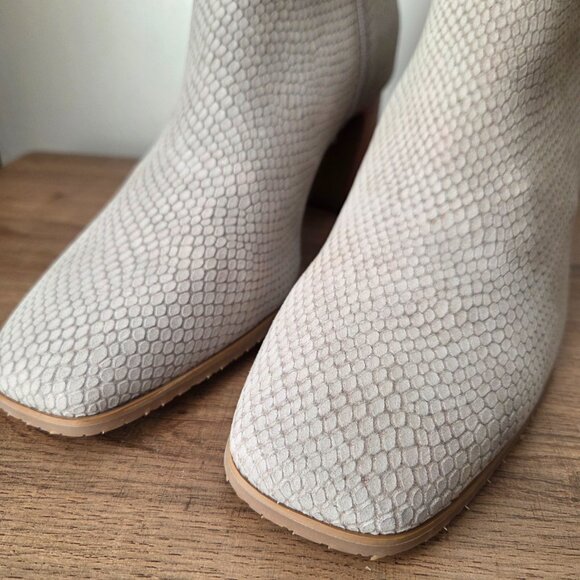 EUC LIKE NEW NYDJ CASSEY LEATHER STACKED HEELS SNAKESKIN TEXTURE BOOTS SIZE 10 - Picture 7 of 16